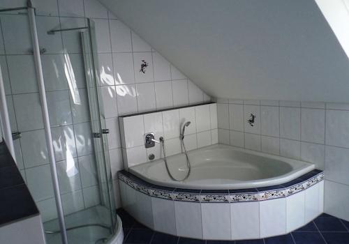 Badezimmer mit Dreieckbadewanne