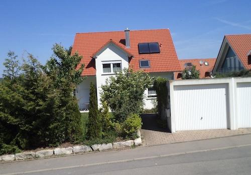 Blick von außen: Linke Garage gehört dazu