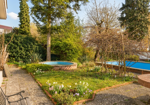 Garten mit Pool und Biotop