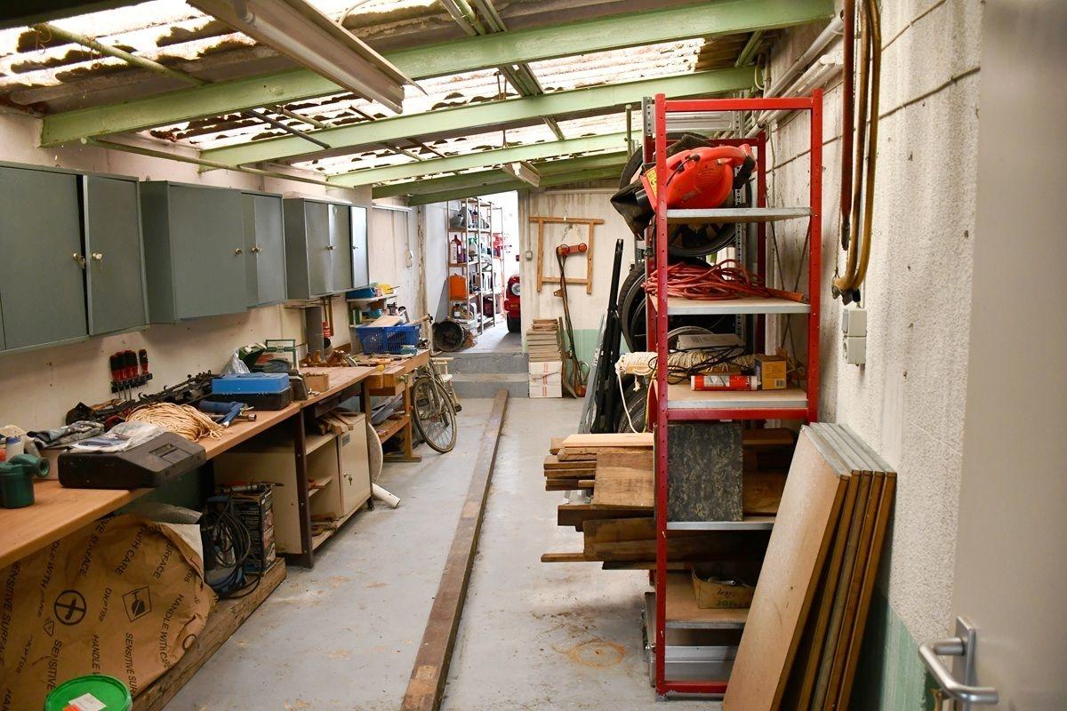 Nebengebäude mit Garagenzugang