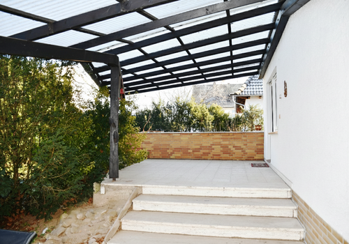 große Terrasse mit Überdachung