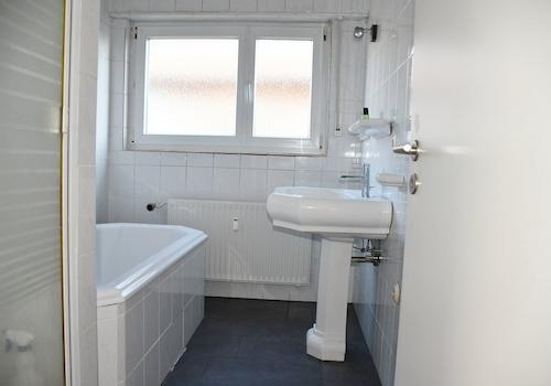 EG - Tageslichtbad mit Wanne und Dusche