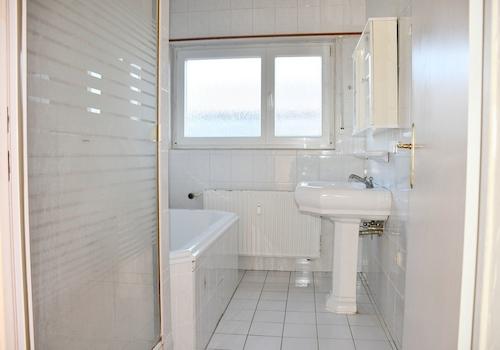 OG - Tageslichtbad mit Wanne und Dusche