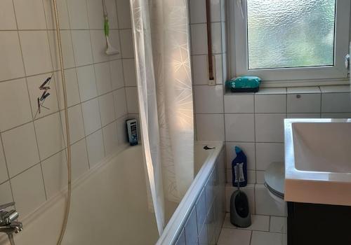 Badezimmer mit Fenster