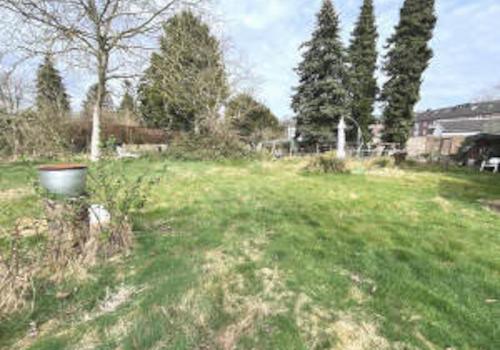 Sicht in das weitläufige Grundstück der Liegenscha