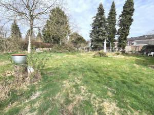 Sicht in das weitläufige Grundstück der Liegenscha