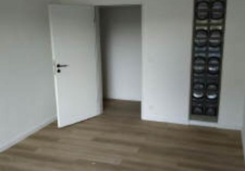 Zimmer 2 mit Balkonausgang zur Rückseite