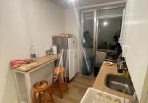 Küche mit kleinen Balkonzur Str