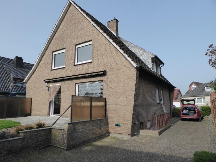 02_Haus Rückansicht und Auffahrt