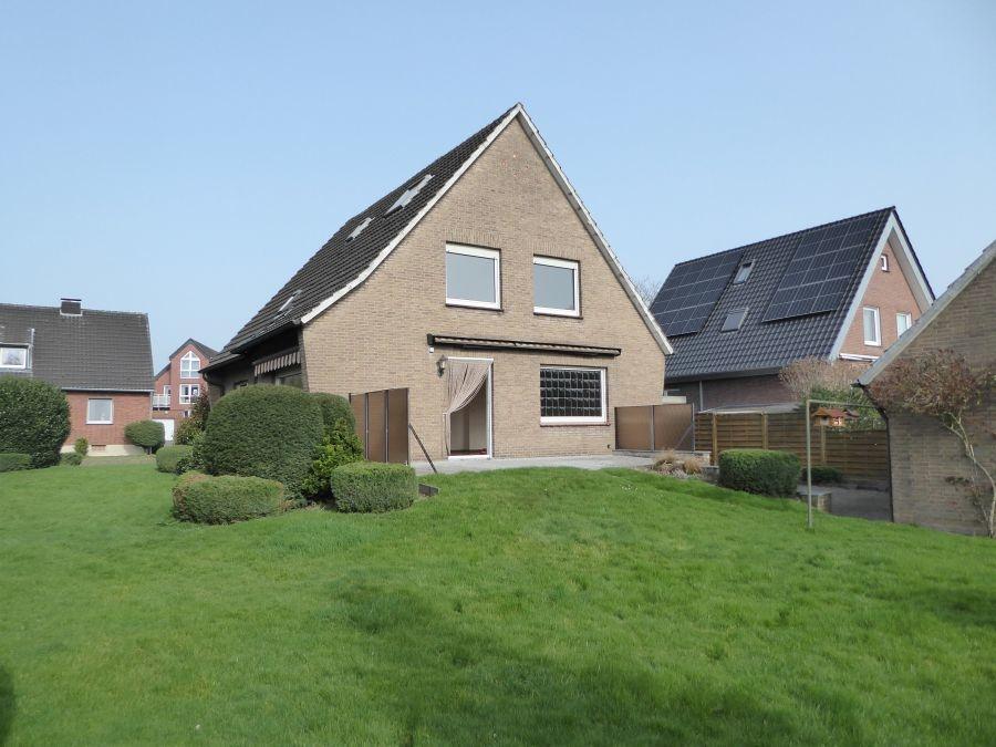 03_Haus Rückansicht und Garten