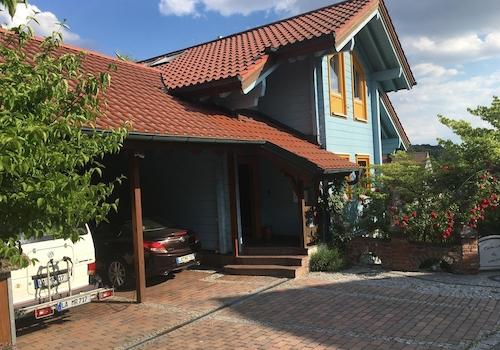 Westseite, Eingang und Carport