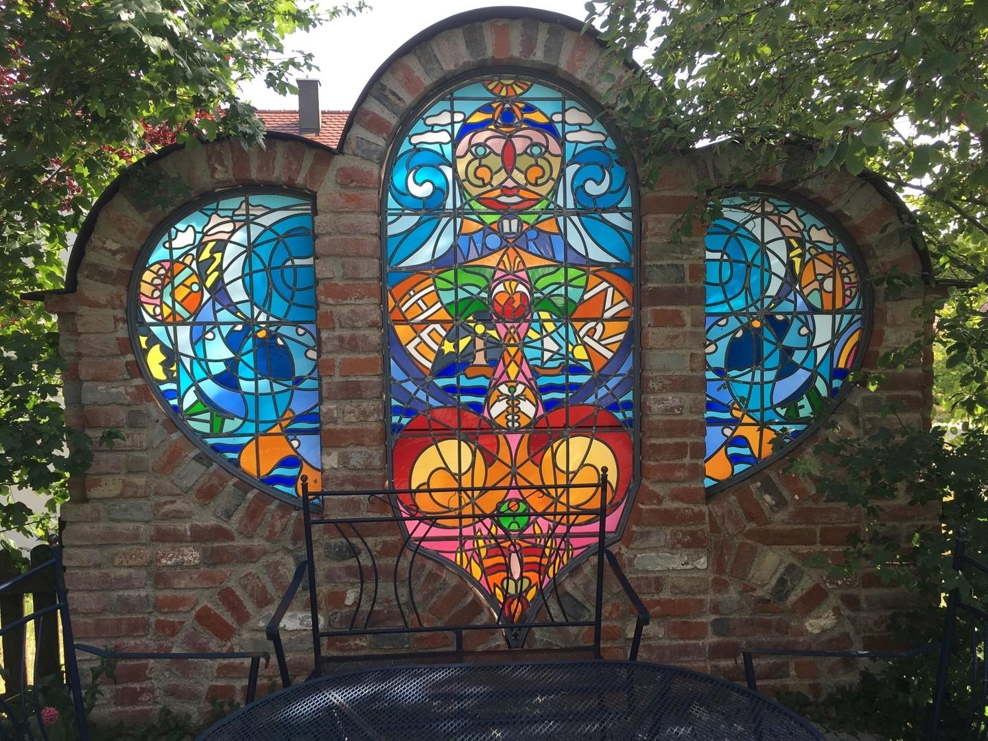 Glasfenster im Garten