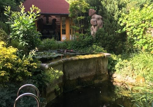 Schwimmteich und Pavillon