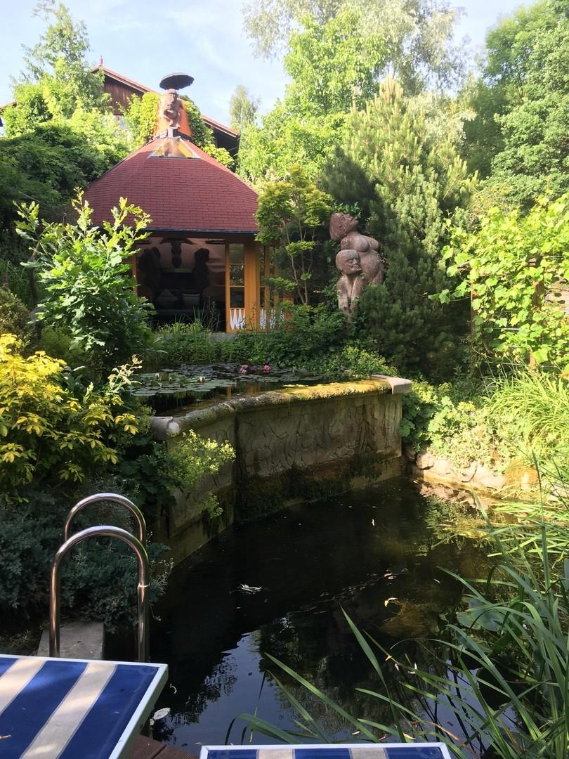 Schwimmteich und Pavillon