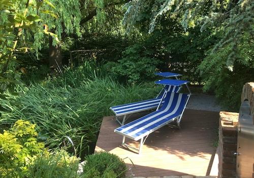 Schwimmteich mit Liegeplatz