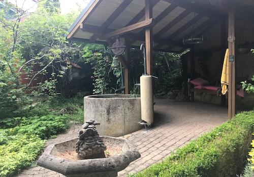 Schaukelhaus mit Außendusche