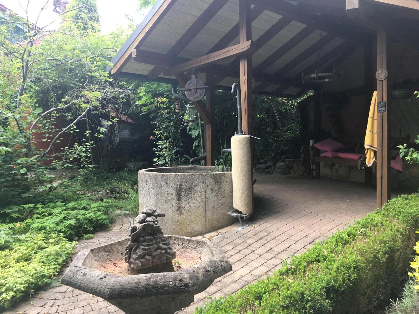 Schaukelhaus mit Außendusche