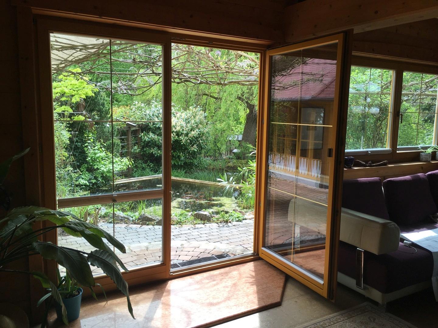 Blick Wohnzimmer in Garten