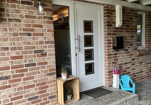 Haustür unter Carport