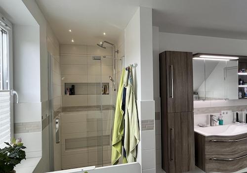 Dusche im Badezimmer