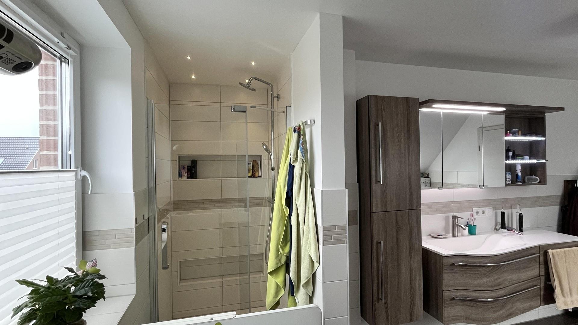 Dusche im Badezimmer