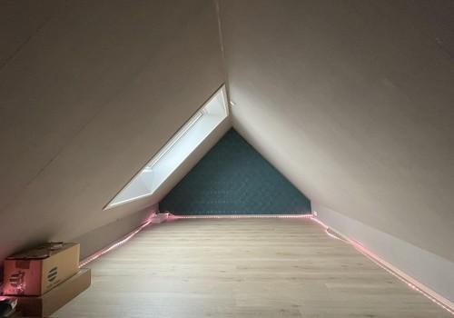 Spitzboden mit großen Fenstern