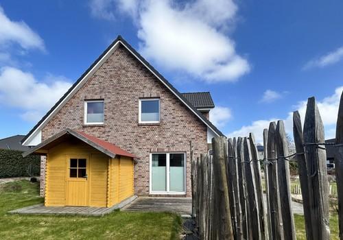 Gartensauna hinter Staketenzau