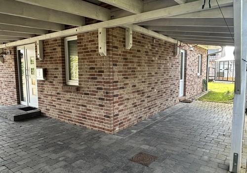 Carport geht bis hinters Haus