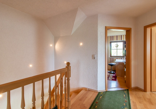 großzügige Treppe in's OG