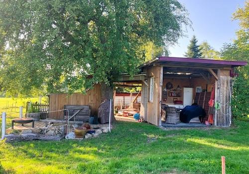 Freisitz mit Gartenlaube 