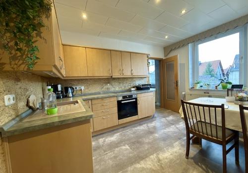 Küche mit Einbauküche