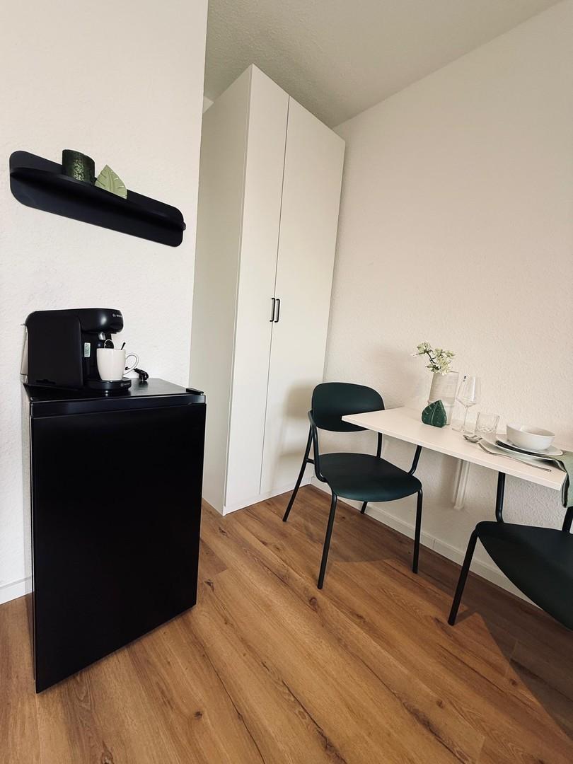 Kühlschrank und Kaffeemaschine