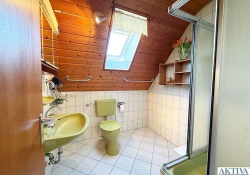 Badezimmer im Dachgeschoss