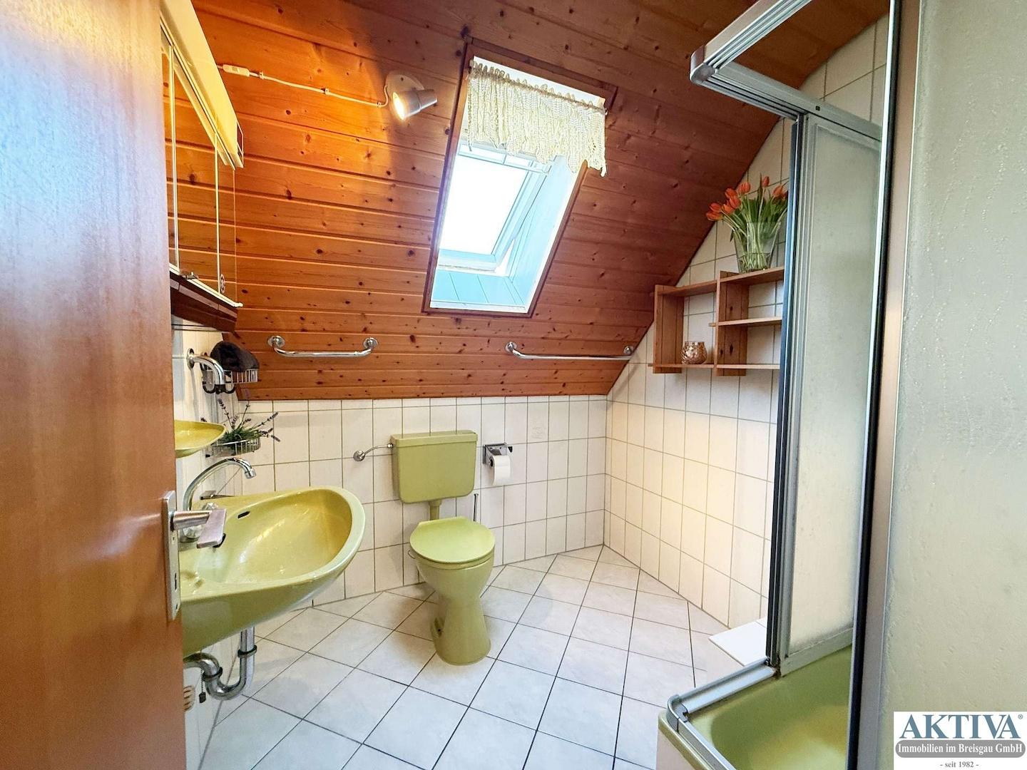 Badezimmer im Dachgeschoss