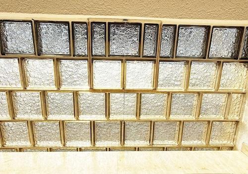  Die Glasbausteine im Hausflur