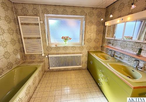  Das große Badezimmer im Erdgeschoss