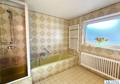  Das Badezimmer im Erdgeschoss mit Dusche und Badewanne