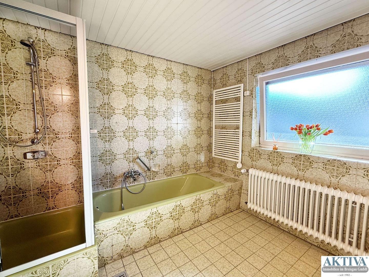  Das Badezimmer im Erdgeschoss mit Dusche und Badewanne