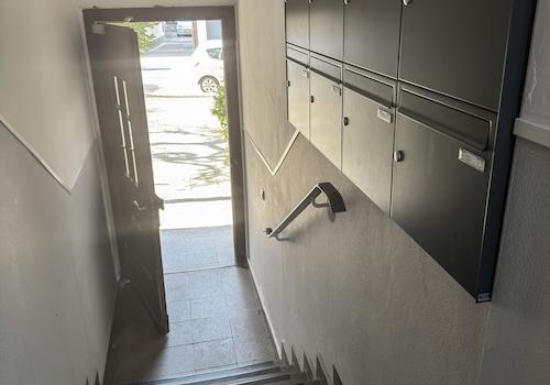 Treppenhaus und Briefkästen