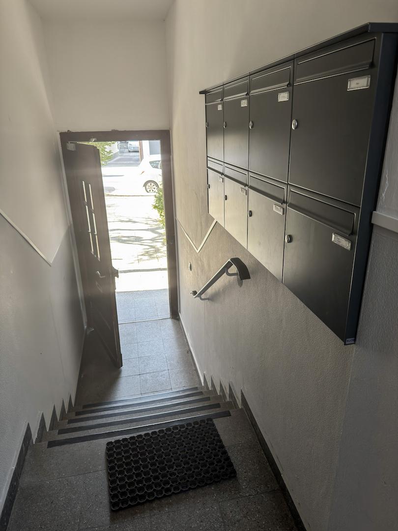 Treppenhaus und Briefkästen