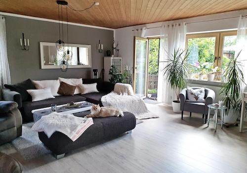 Wohnzimmer mit Balkonblick