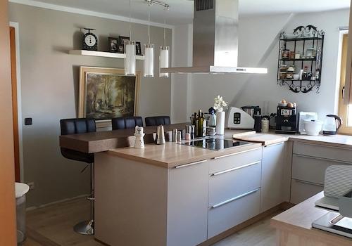 moderne Küche mit Kochinsel