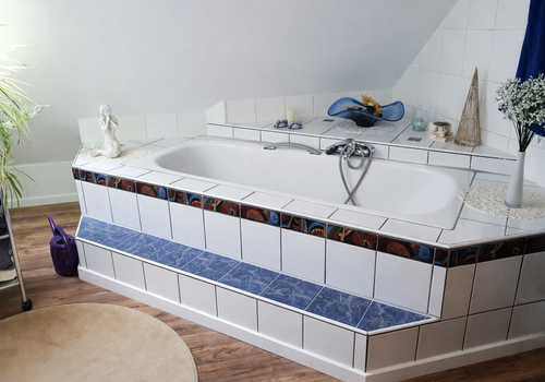 Bad im Dachgeschoß mit Wanne