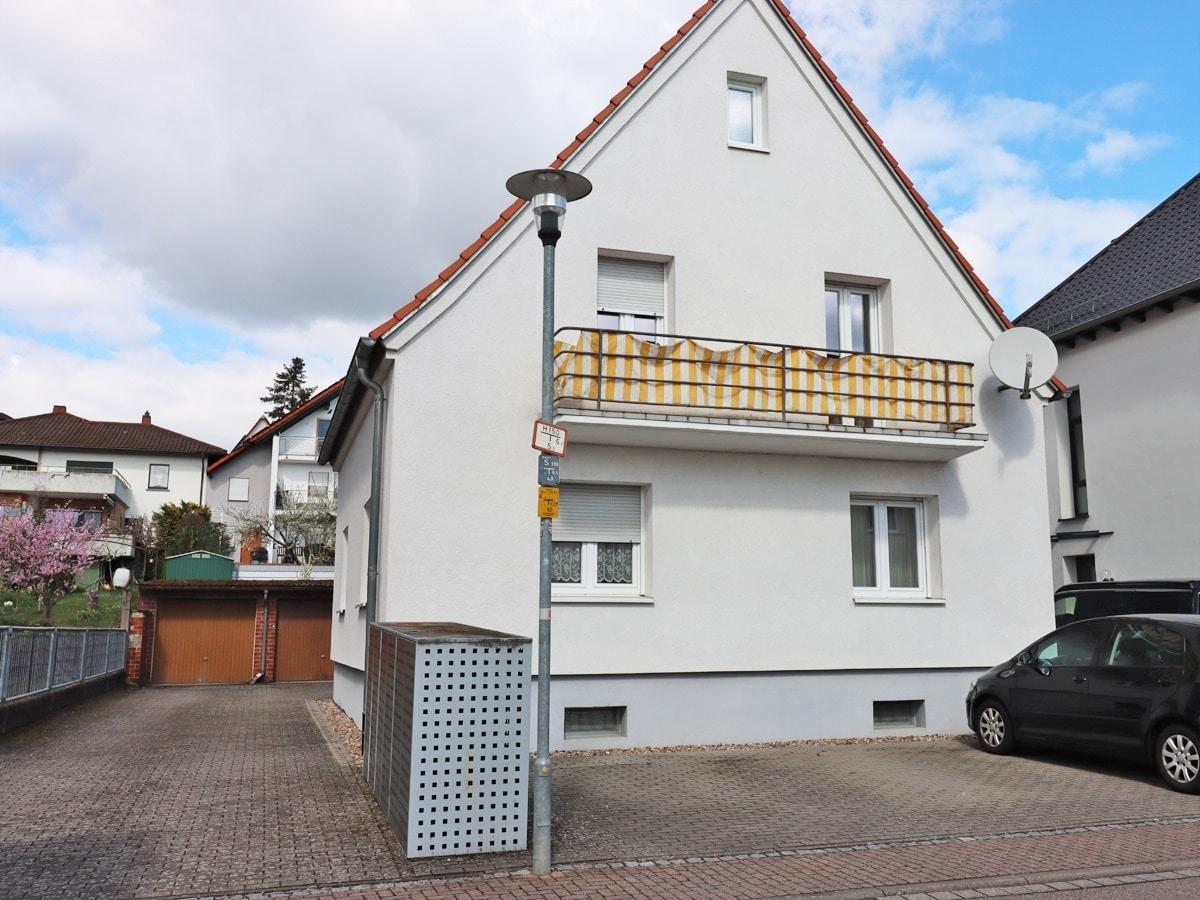 Stellplätze und Hofeinfahrt