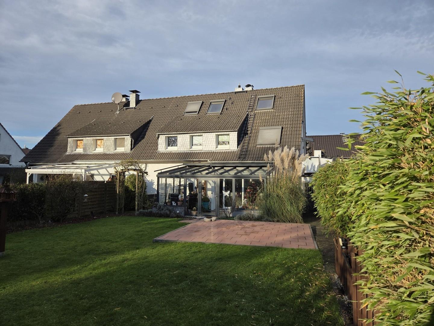 Gartenansicht mit Wintergarten