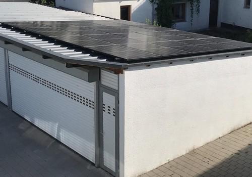 Doppelgarage mit PV-Anlage