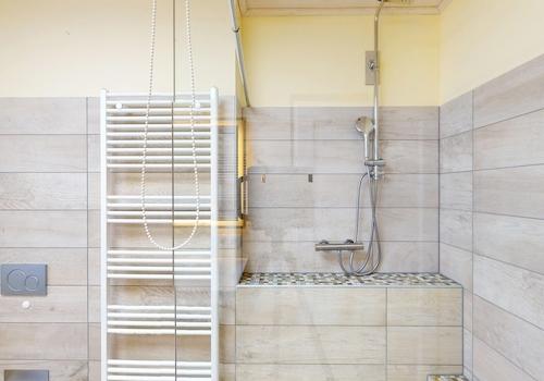 Badezimmer mit Regendusche