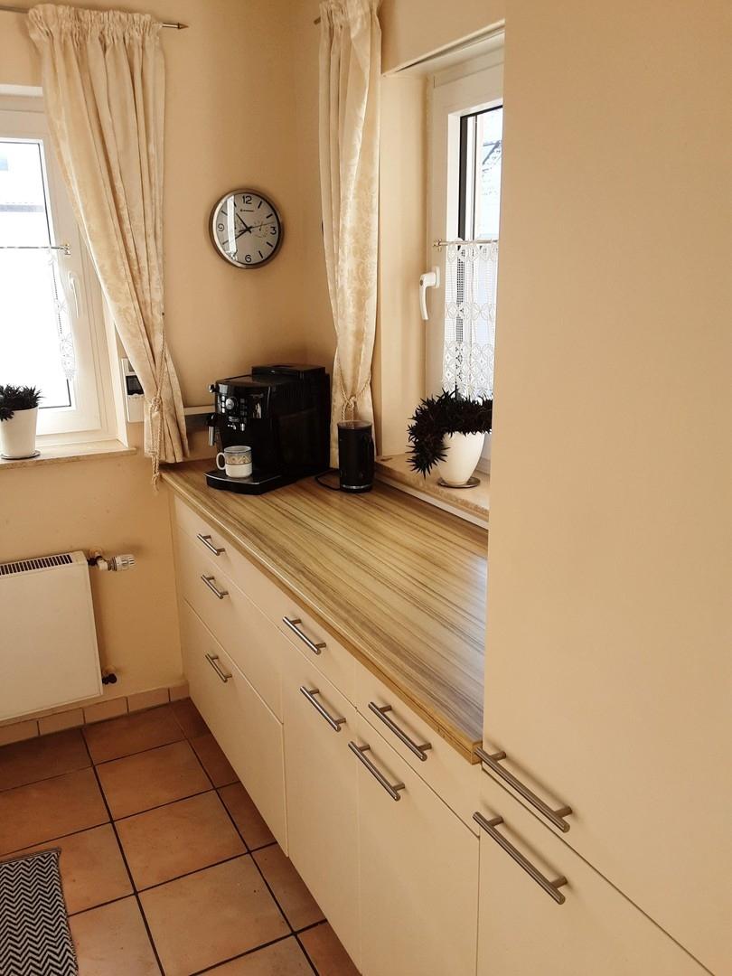 Küche mit 2 Fenstern