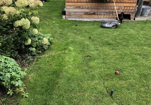 Robotergarage unterm Hochbeet