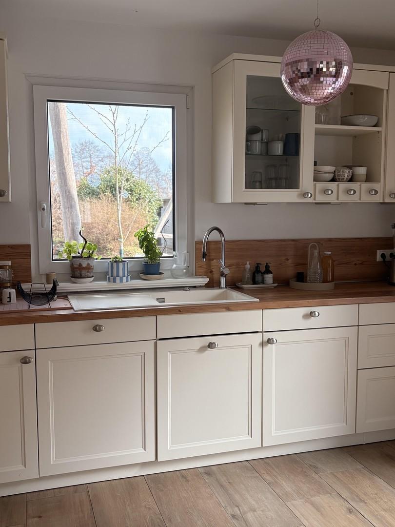 Spülbecken im Gartenblick